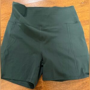 Vuori Studio Pocket Short in Aspen size large